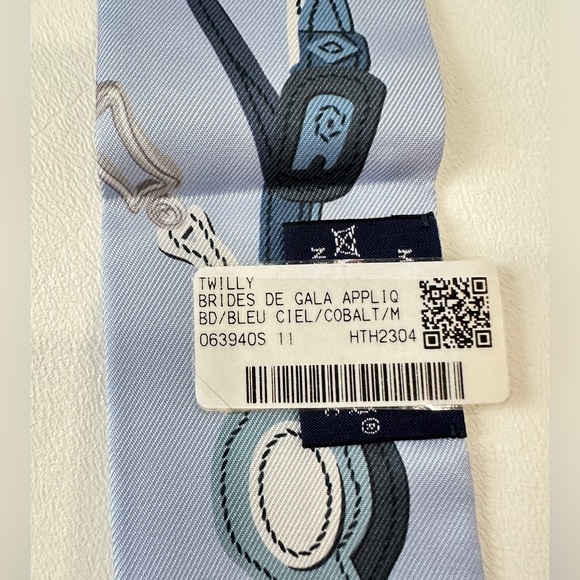HERMES BLUE SILK TWILLY. NEW IN BOX. - Picture 10 of 15